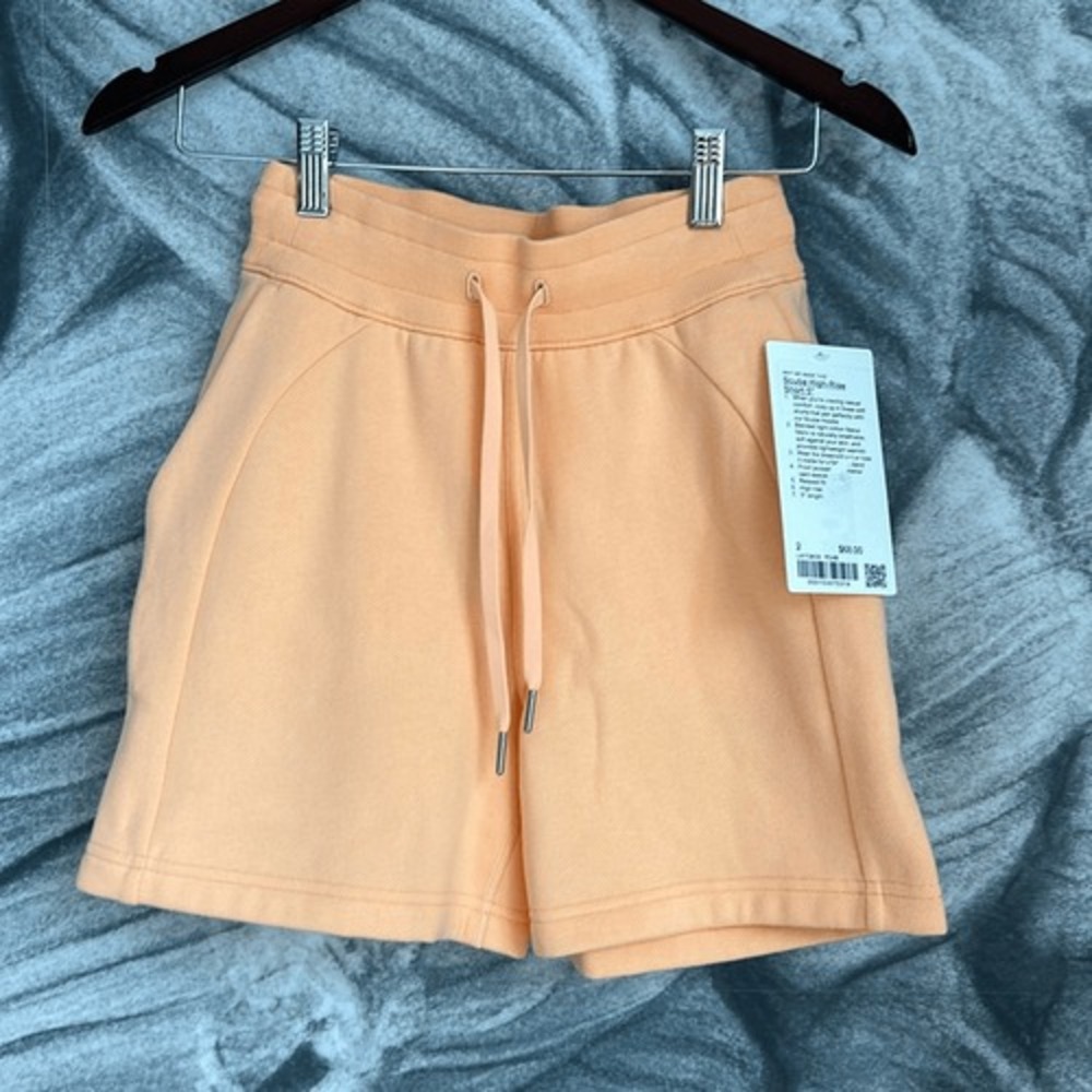 Lululemon Scuba‎ High-Rise Short 5" Peach Bellini size 2 NWT